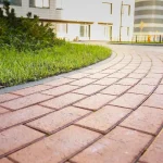 Красная брусчатка для тротуаров: особенности, преимущества и применение
